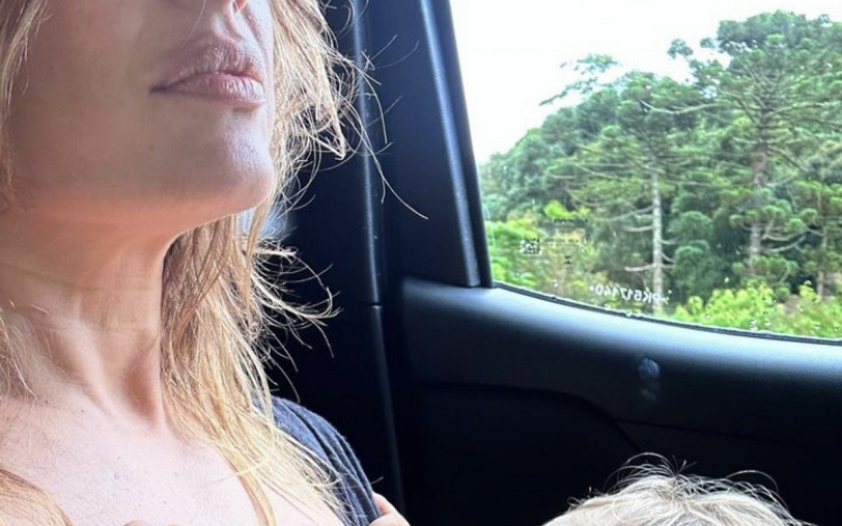 Giselle Iti&eacute; amamentando o filho, Pedro Luna