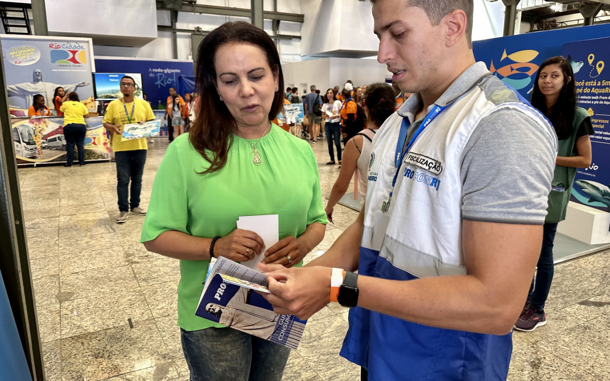 Procon-RJ fez ação de orientação para turistas que desembarcaram no Pier Mauá - Divulgação / Procon-RJ