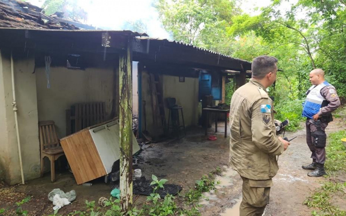 Agentes da Operação Segurança Presente prenderam uma mulher, suspeita de incendiar o templo de uma seita religiosa, em Niterói