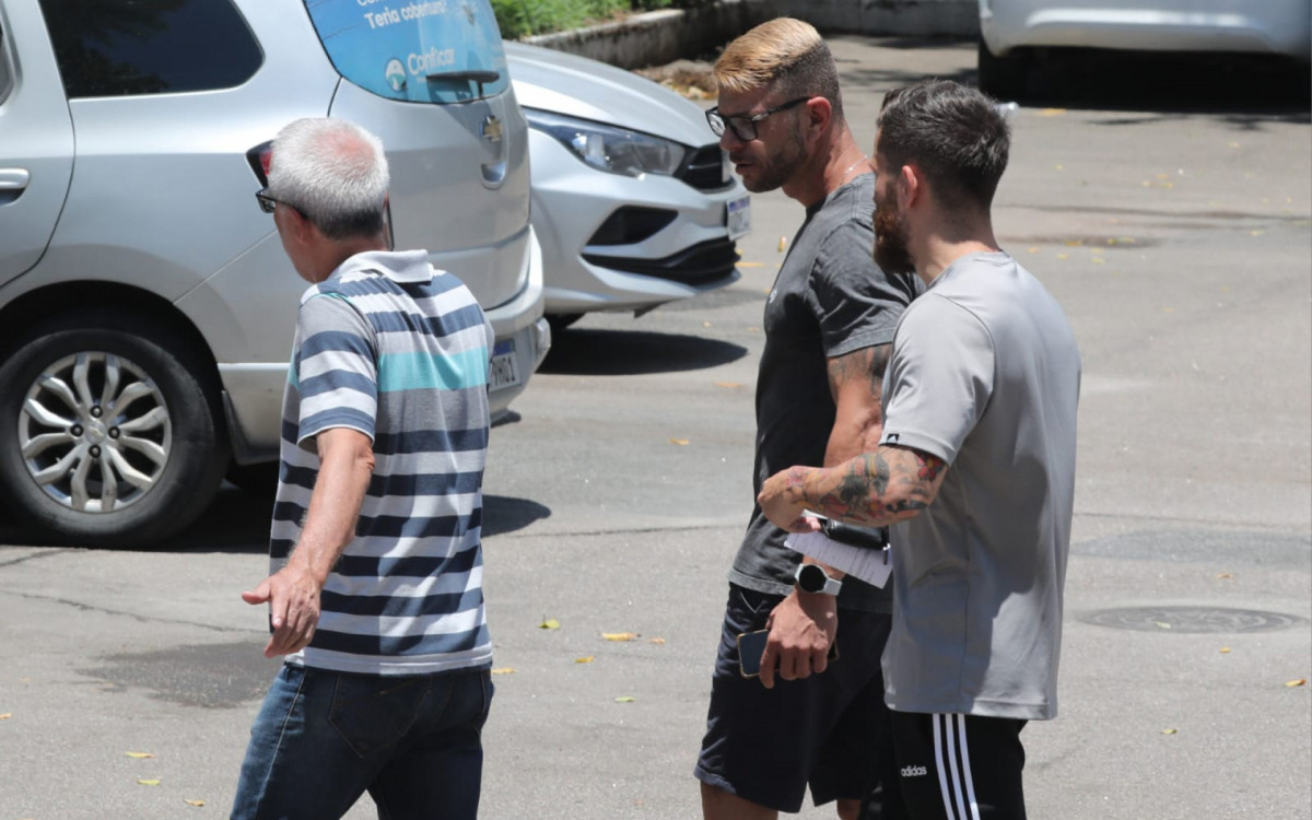 Parentes do idoso Jose Sirlei Carvalho Dinos, de 81 anos, morto num deslizamento no Catete estiveram no IML do Centro para libera&ccedil;&atilde;o do corpo. Na foto, os filhos Igor Diniz e Aron Diniz 