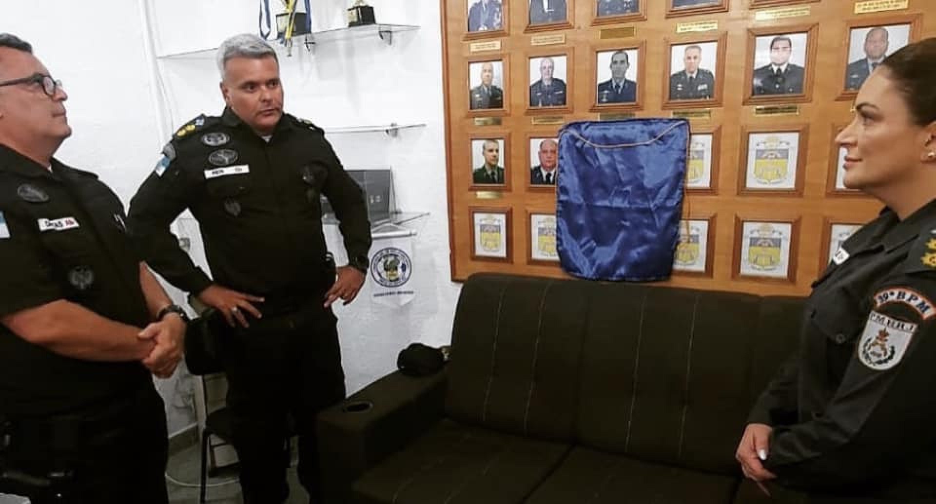 O tenente-coronel PM Reis (E) no espa&ccedil;o dos quadros de comandantes do 39&ordm; BPM com a tenente-coronel Daniele Neder (D) - Divulga&ccedil;&atilde;o / 39&ordm; BPM