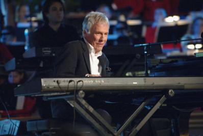 Cantor e compositor americano Burt Bacharach, de 'I say a little prayer', morre aos 94 anos