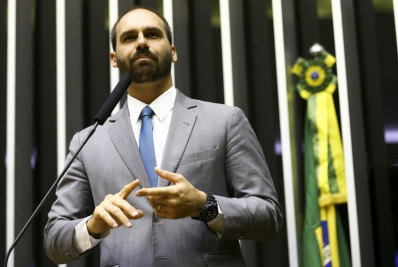 Eduardo Bolsonaro quer derrubar decisão que exige máscara em aeroportos