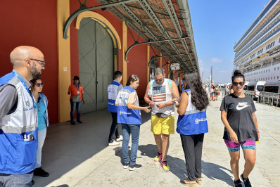 Procon-RJ orienta visitantes no Píer Mauá com o Guia do Consumidor Turista