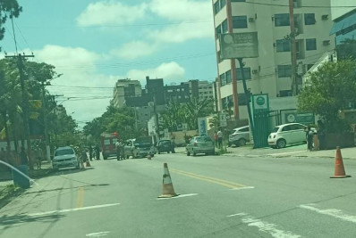Dois idosos ficam feridos em acidente na frente dos Bombeiros em Resende