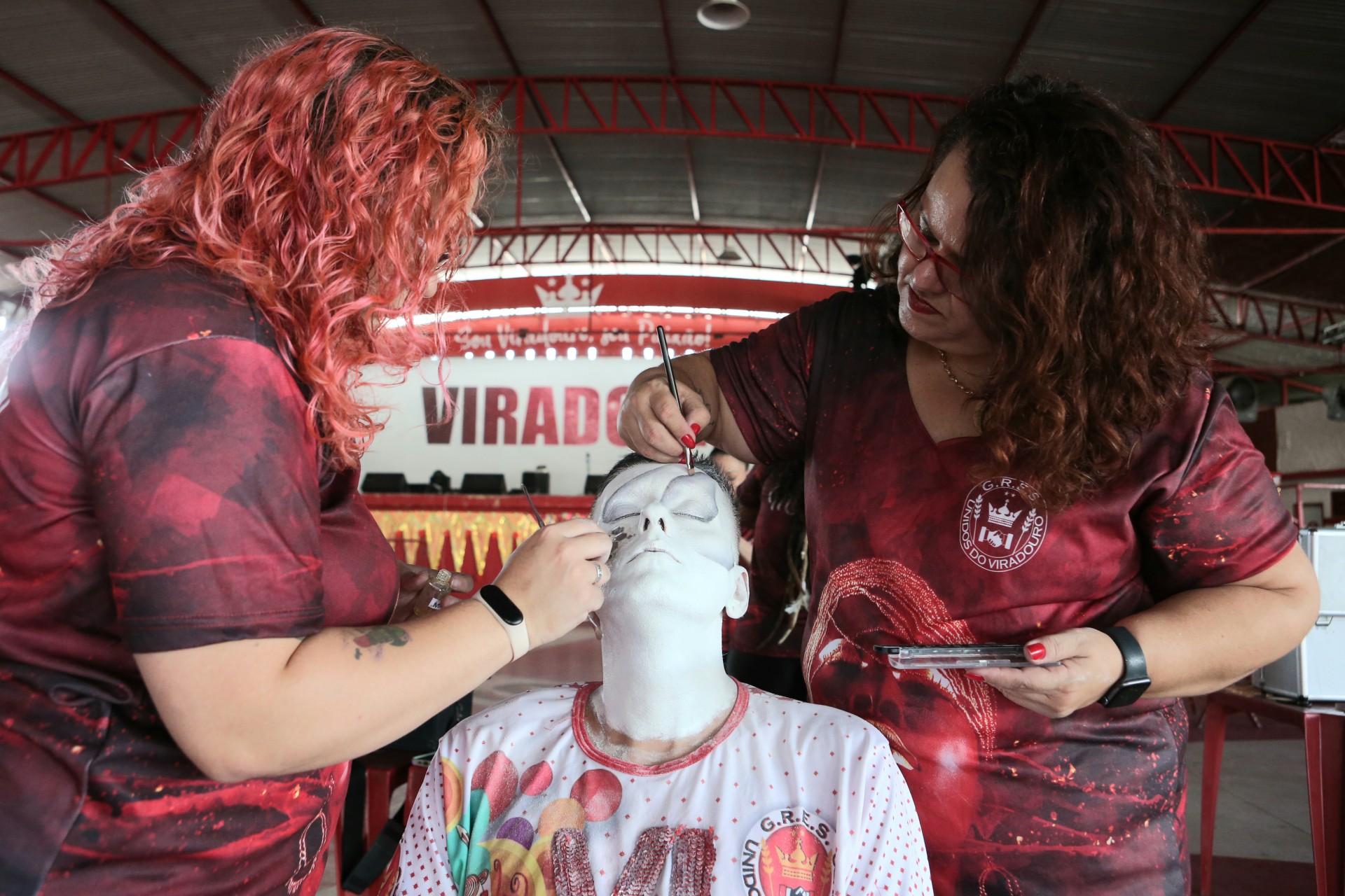 Equipe prepara maquiagem de foli&atilde;o - Cleber Mendes / Ag&ecirc;ncia O Dia