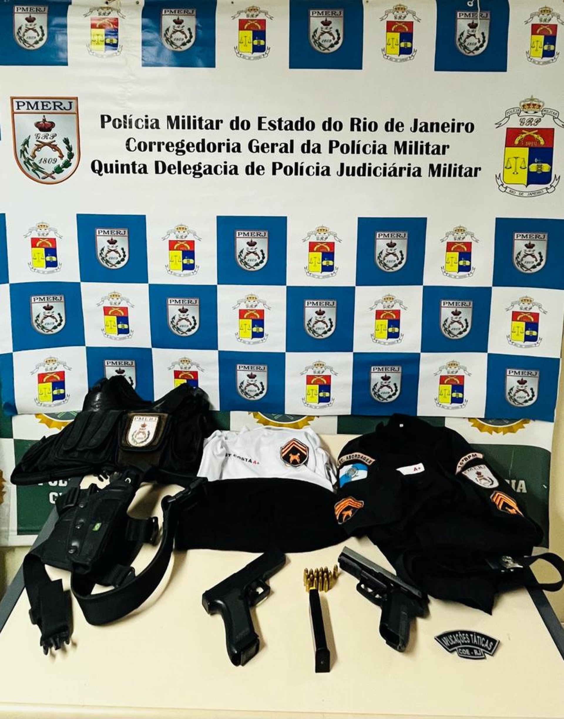 Homem estava com fardamento da PM e réplicas de armas