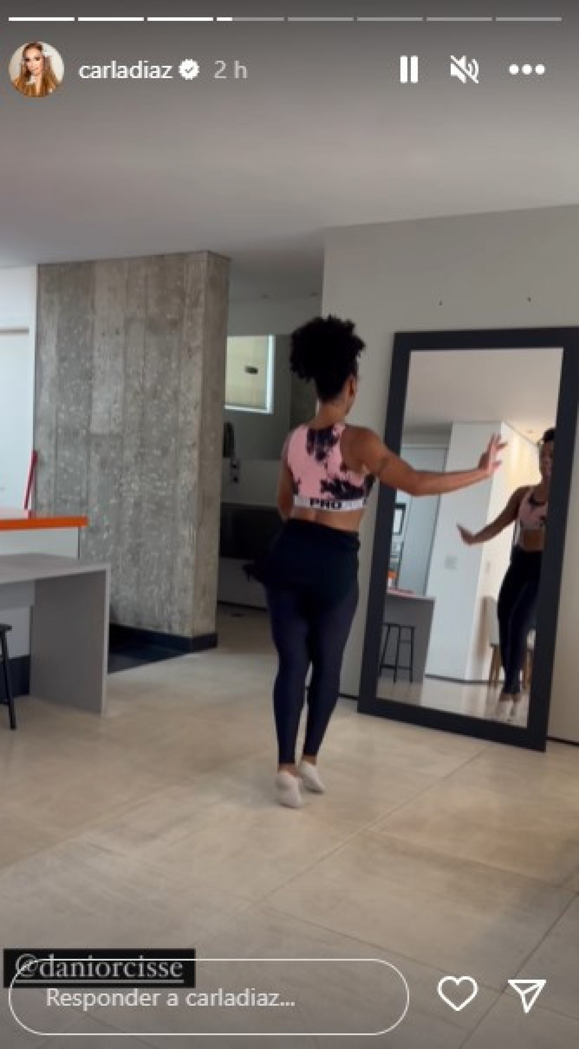 Carla Diaz aprende a sambar com vassoura nas costas - Reprodução Internet