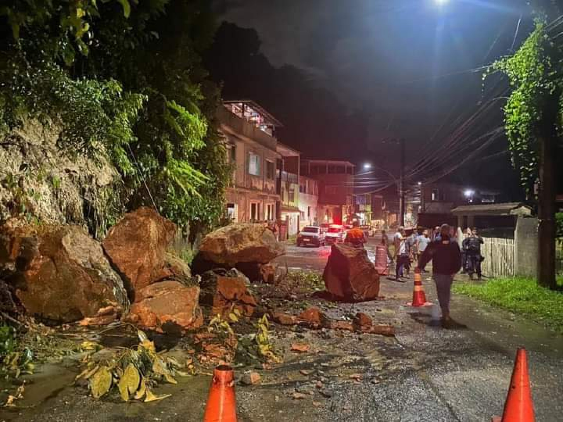 Deslizamento bloqueia rua em Mangaratiba, não houve feridos. - Divulgação