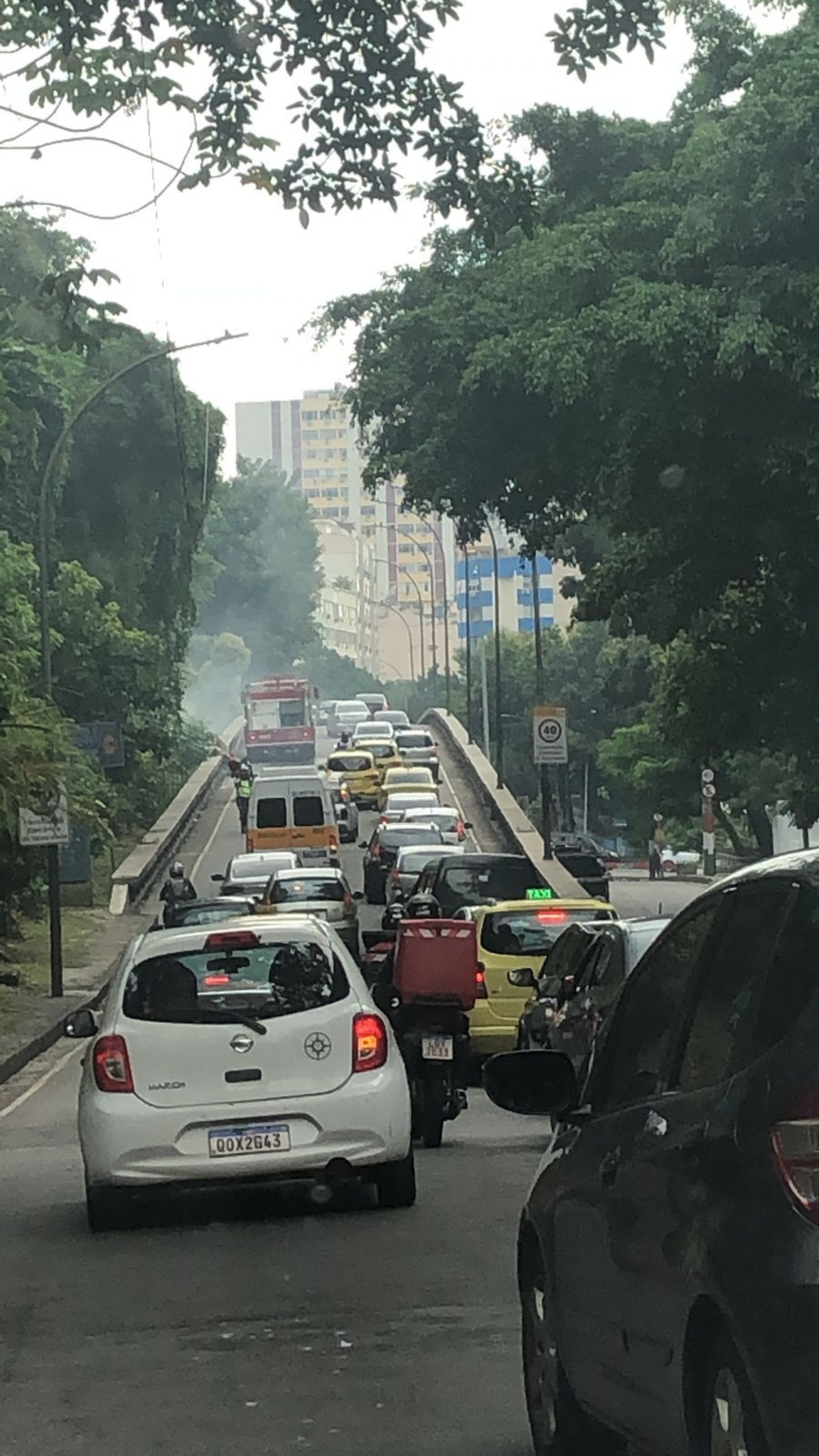 Trânsito no viaduto que liga Laranjeiras ao Flamengo - Reprodução