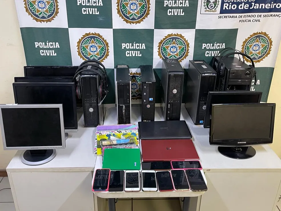 Cadernos e computadores foram apreendidos em São Gonçalo