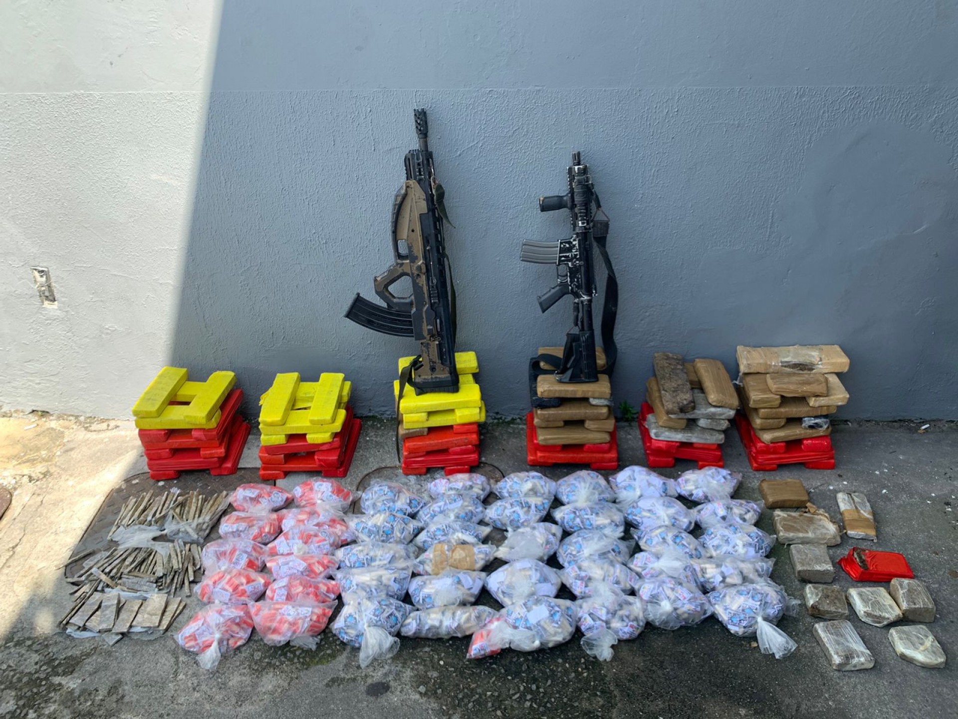 Local era usado como deposito de armas e drogas - Divulgação/PMERJ