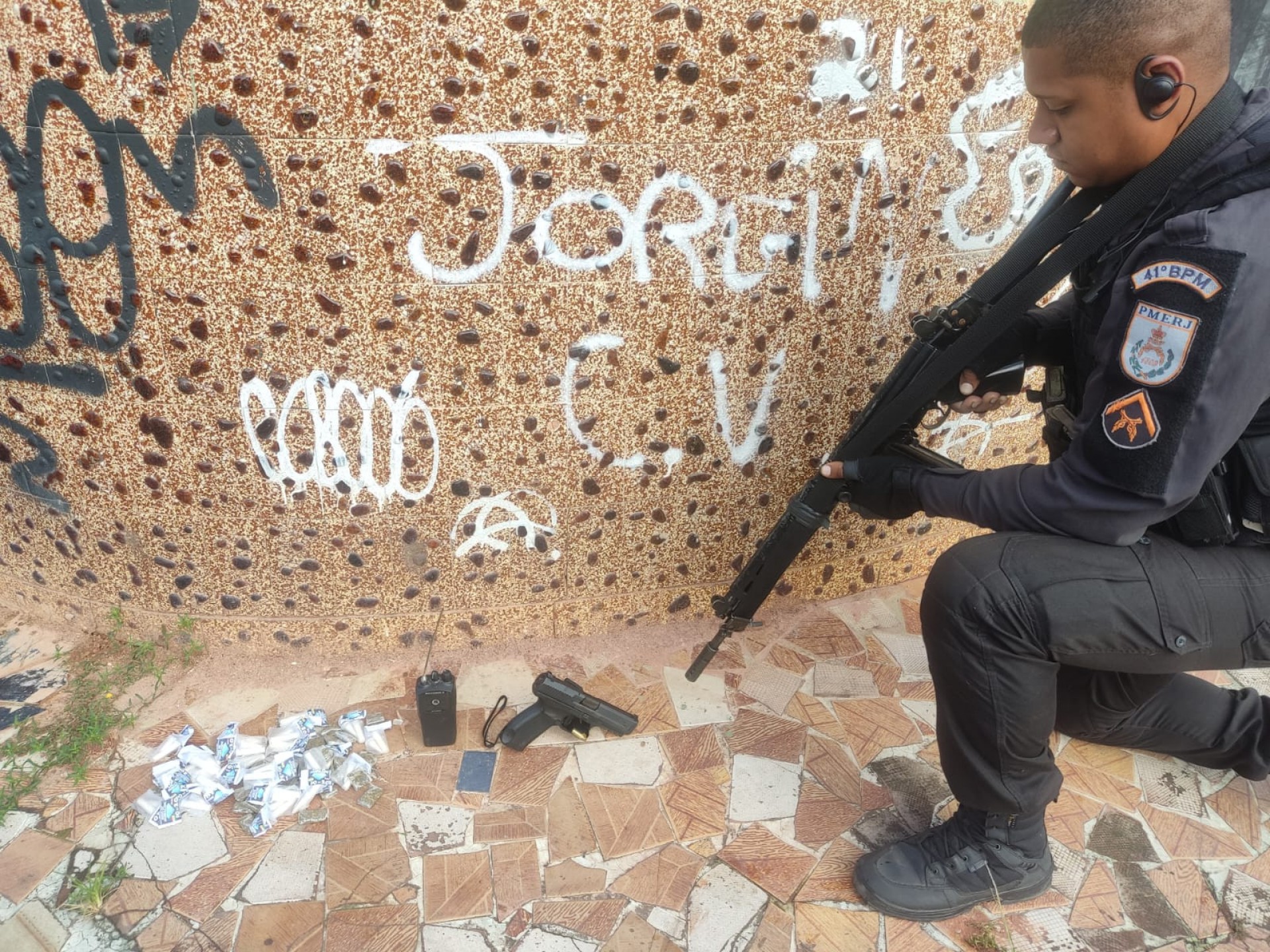 Local era usado como deposito de armas e drogas - Divulgação/PMERJ