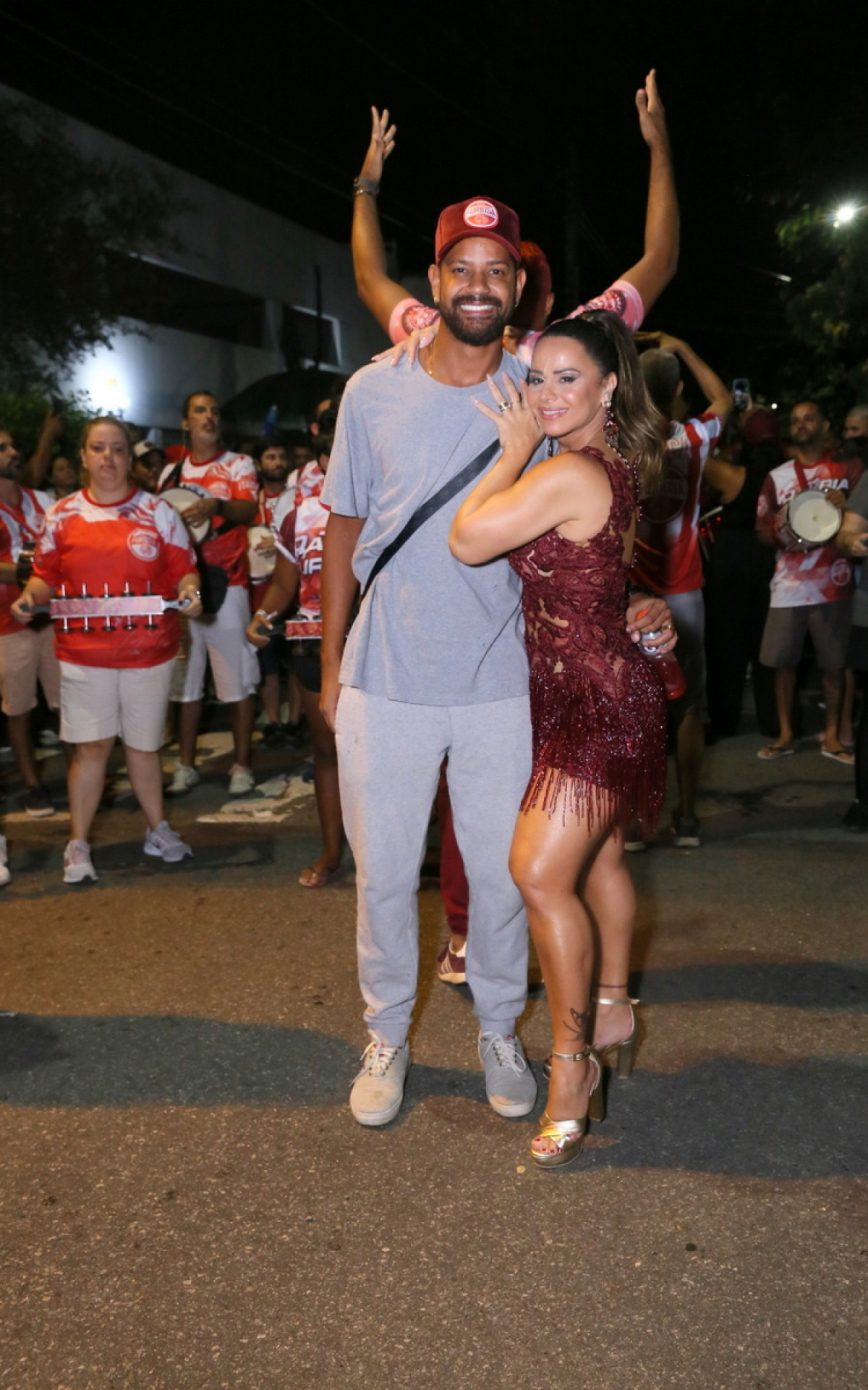 Viviane Araújo se acaba de sambar no último ensaio de rua do Salgueiro, na noite desta quinta-feira, na Zona Norte do Rio