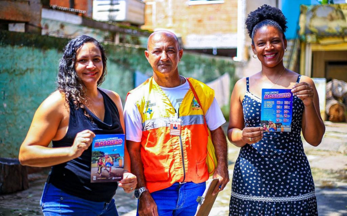 Fernanda e Aline receberam o agente Sebasti&atilde;o Teixeira e ouviram explica&ccedil;&otilde;es sobre as doen&ccedil;as transmitidas pelo Aedes