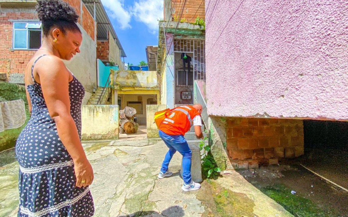 Na visita &agrave;s resid&ecirc;ncias, o agente observa todos os locais para evitar o ac&uacute;mulo de &aacute;gua