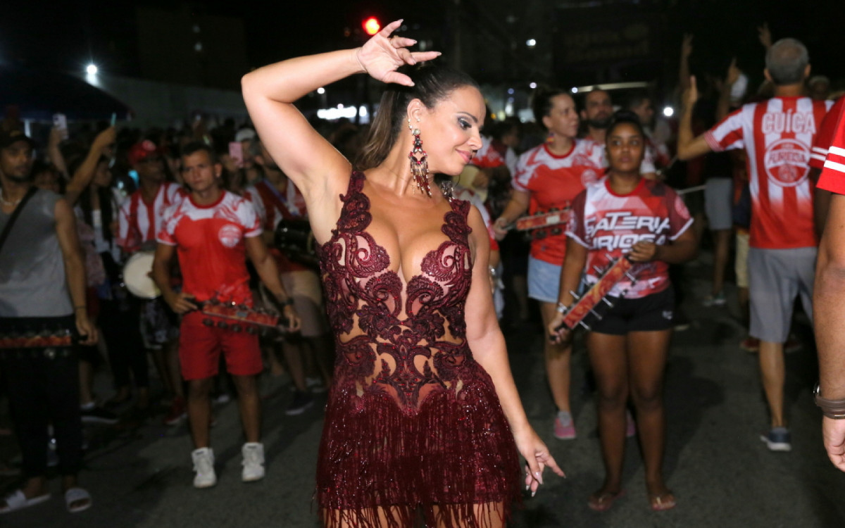 Viviane Ara Jo D Show De Samba No P E Troca Beijos Com Marido No Ensaio De Rua Do Salgueiro