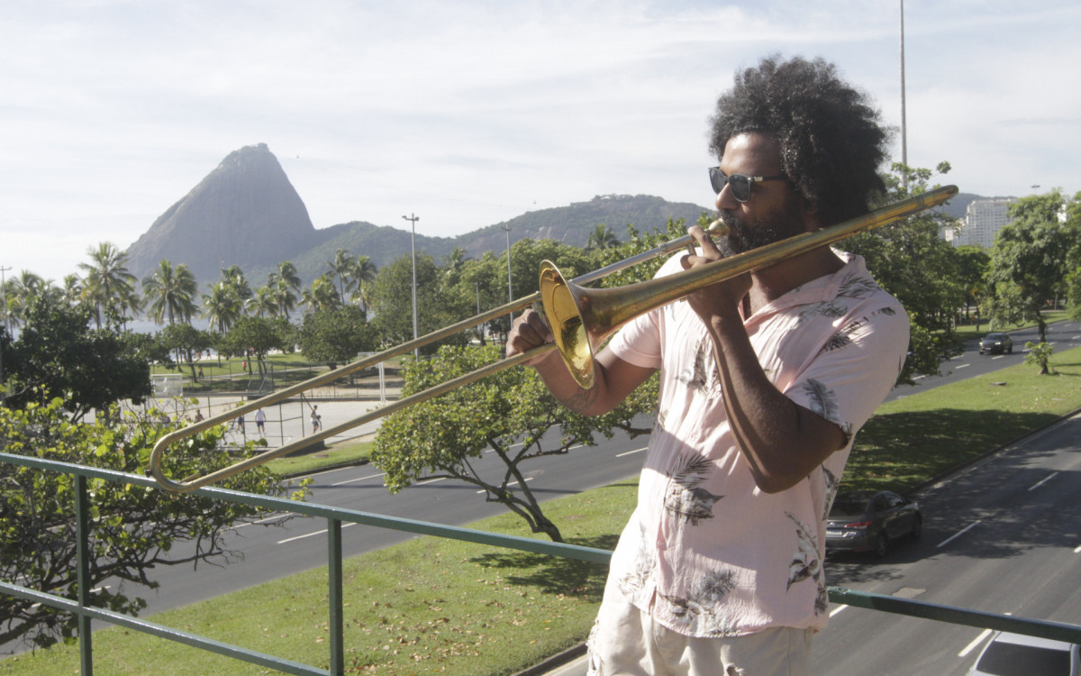 Edu &amp;eacute; musicista e fan&amp;aacute;tico por blocos de rua