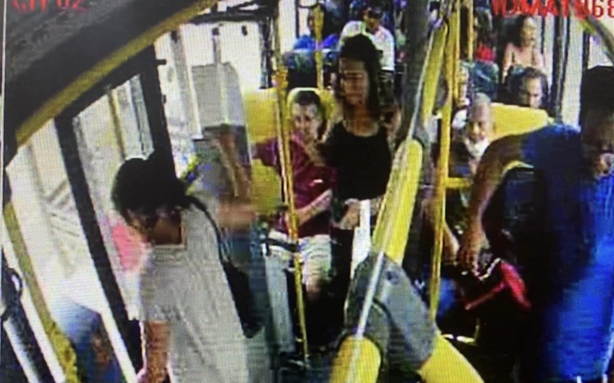 Imagens de câmeras de segurança mostram Adriana Silva Estevam descendo de ônibus em Maricá - Reprodução / Redes sociais