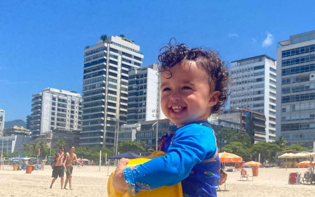 Nanda Costa registrou ida &agrave; praia com as filhas g&ecirc;meas, Kim e Ti&ecirc;