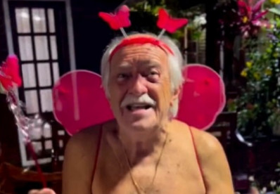 Ary Fontoura se fantasia de borboleta para curtir bloco e famosos reagem