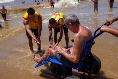 São João da Barra disponibiliza cadeiras anfíbias para banho de mar de pessoas com deficiência