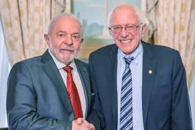Lula se encontra com Bernie Sanders e diz que teve 'prazer de conhecer ao vivo' 