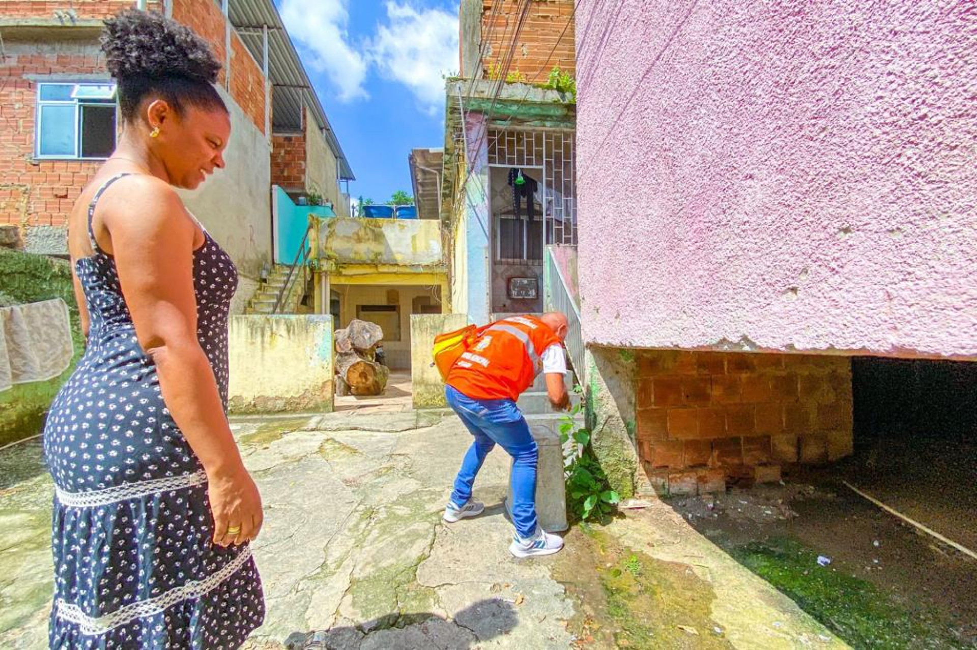 Na visita &agrave;s resid&ecirc;ncias, o agente observa todos os locais para evitar o ac&uacute;mulo de &aacute;gua - Rafael Barreto / PMBR