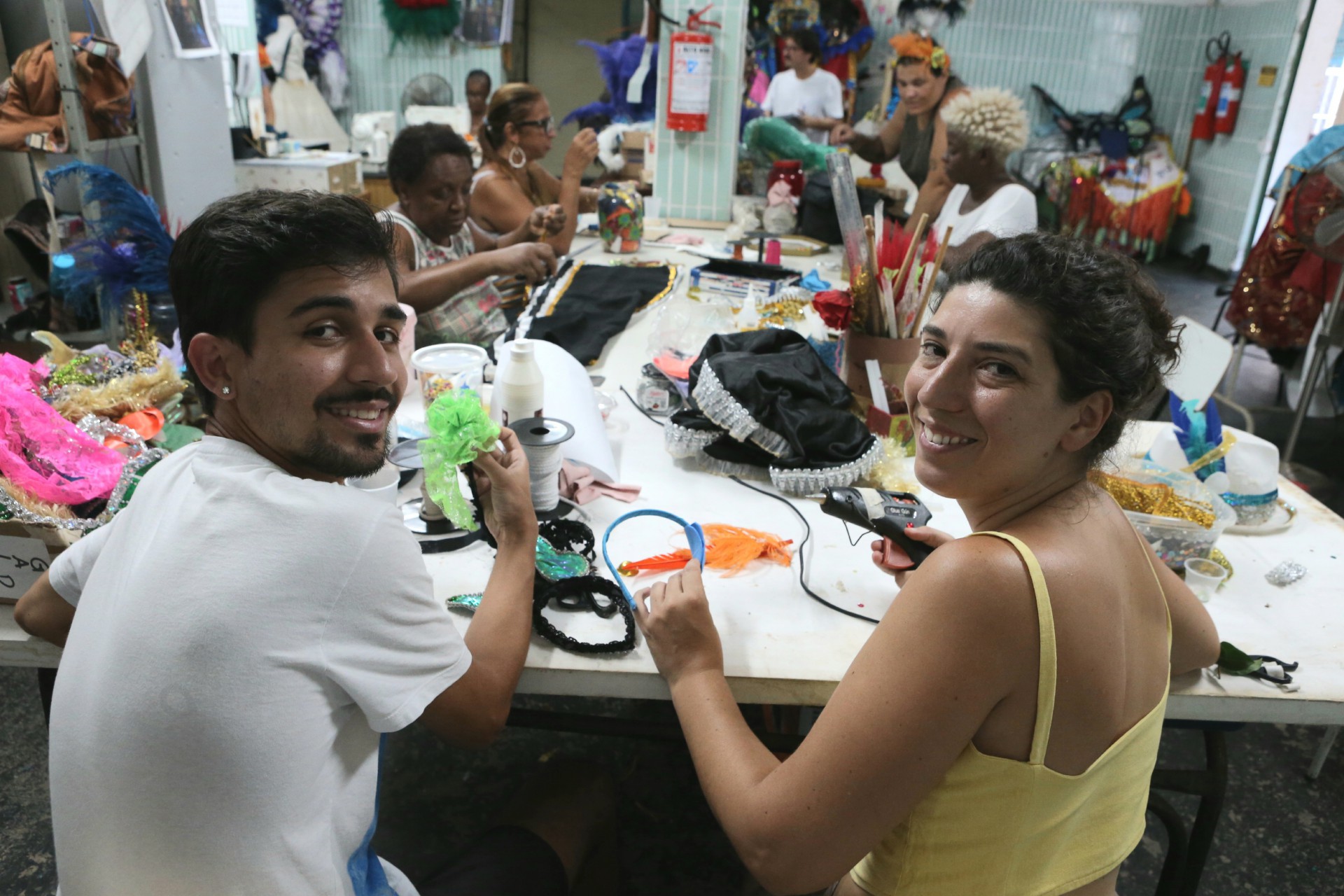 Maria Elisa e Cleiton Almeida, estudantes de artes c&ecirc;nicas, ajudam nos preparativos do bloco - Cleber Mendes/ Agência O Dia