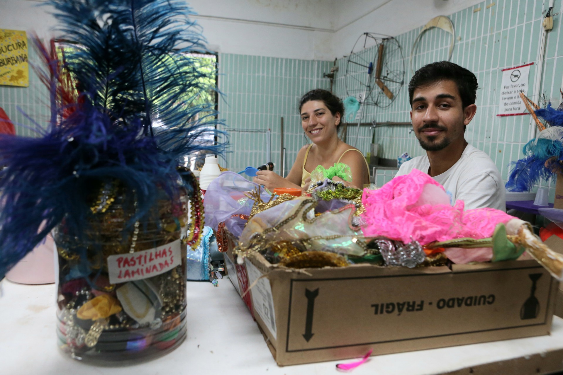 Maria Elisa e Cleiton Almeida, estudantes de artes c&ecirc;nicas, ajudam nos preparativos do bloco - Cleber Mendes/ Ag&ecirc;ncia O Dia