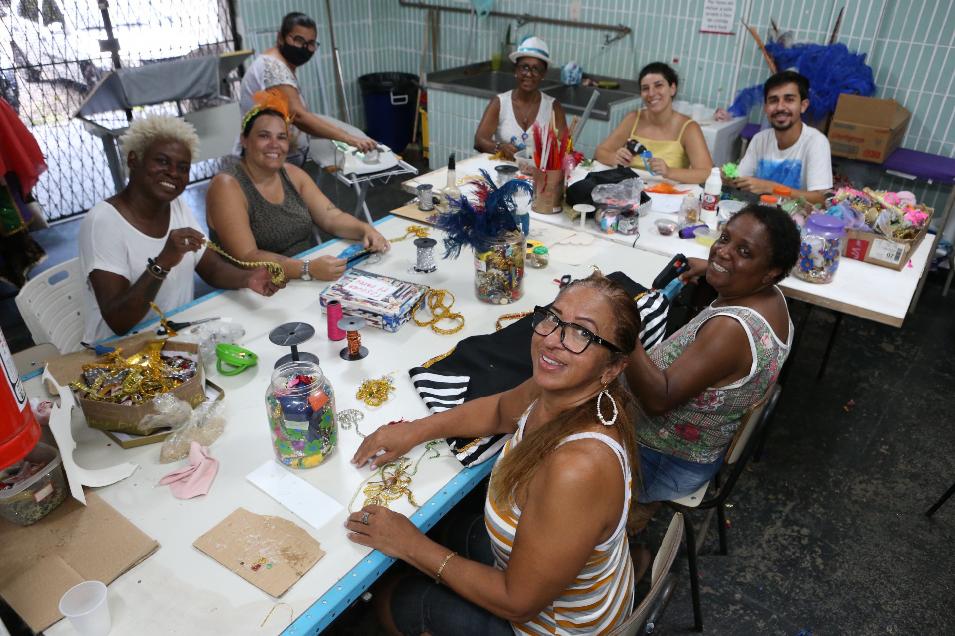 Volunt&aacute;rios e estagi&aacute;rios trabalham juntos no ateli&ecirc; - Cleber Mendes/ Ag&ecirc;ncia O Dia