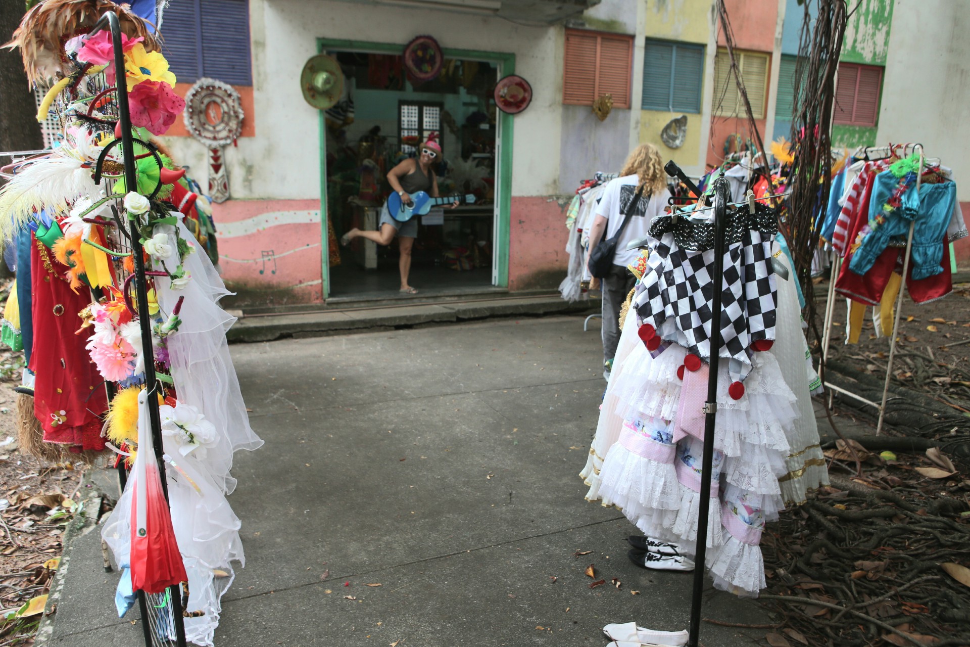 Barrac&atilde;o do Loucura Suburbana: fantasias prontas para o desfile - Cleber Mendes/ Ag&ecirc;ncia O Dia