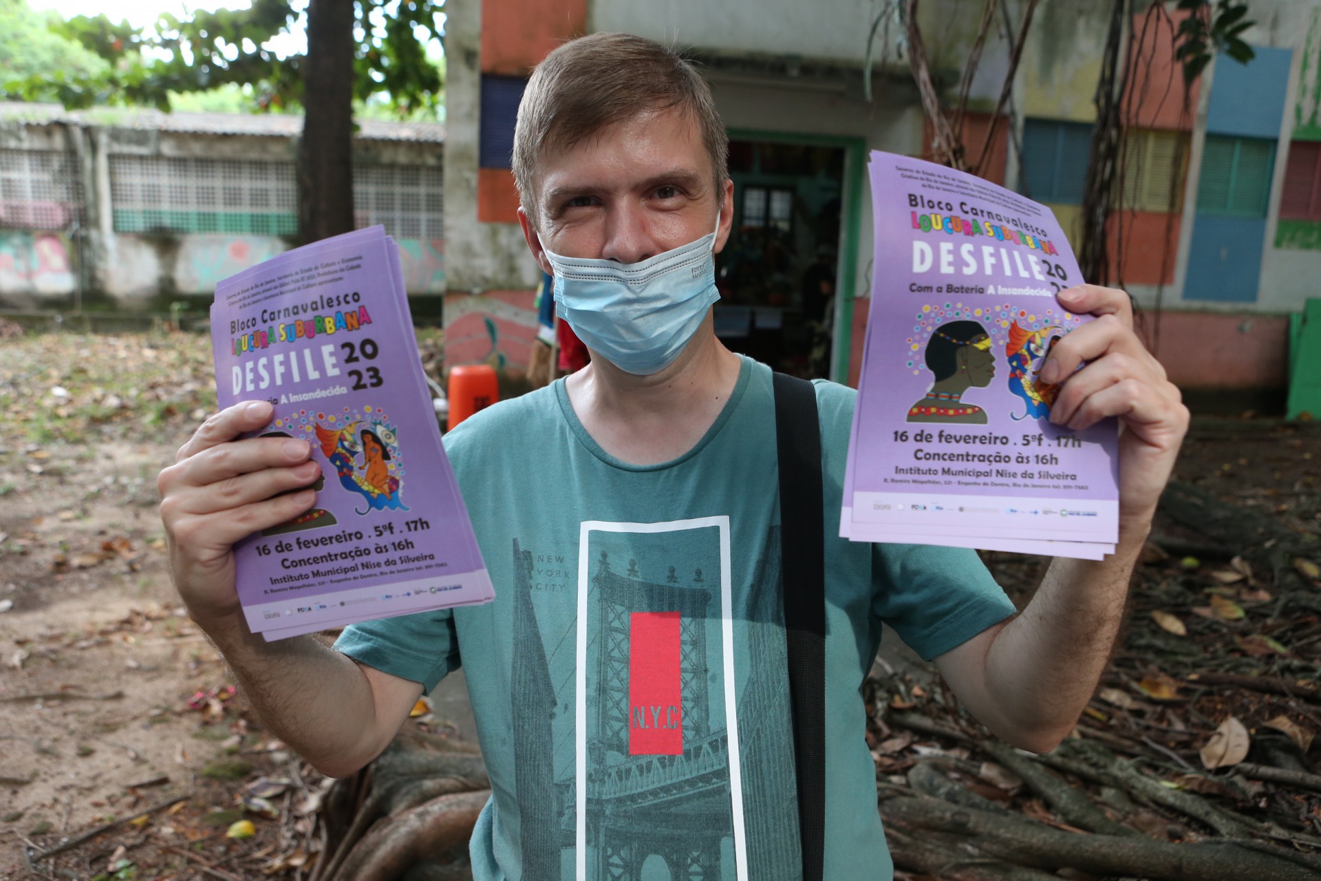 Wellington Gomes distribui os panfletos do bloco e toca na bateria - Cleber Mendes/ AgÃªncia O Dia