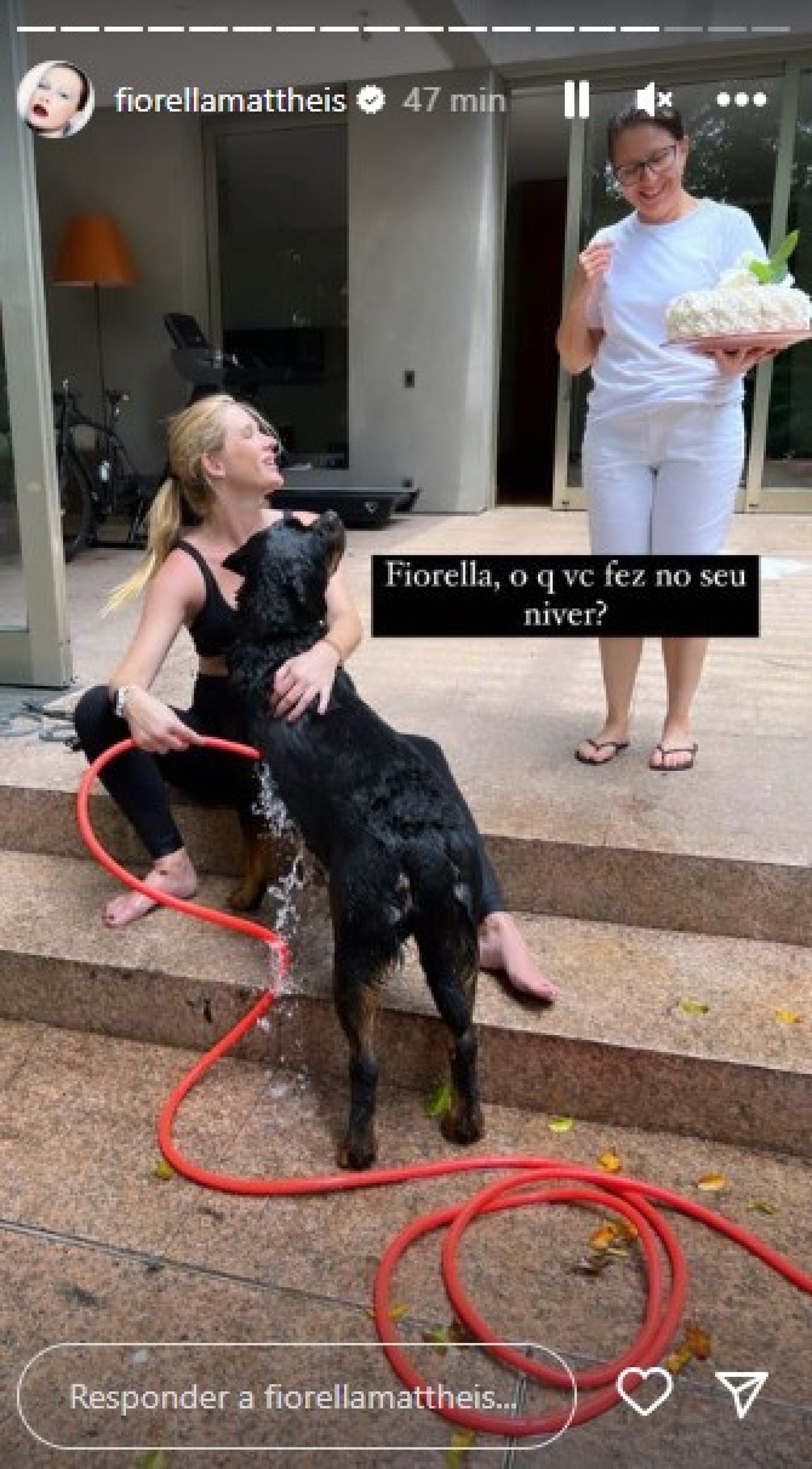 Fiorella Mattheis comemora 35 anos dando banho em sua cachorra - Reprodução Internet