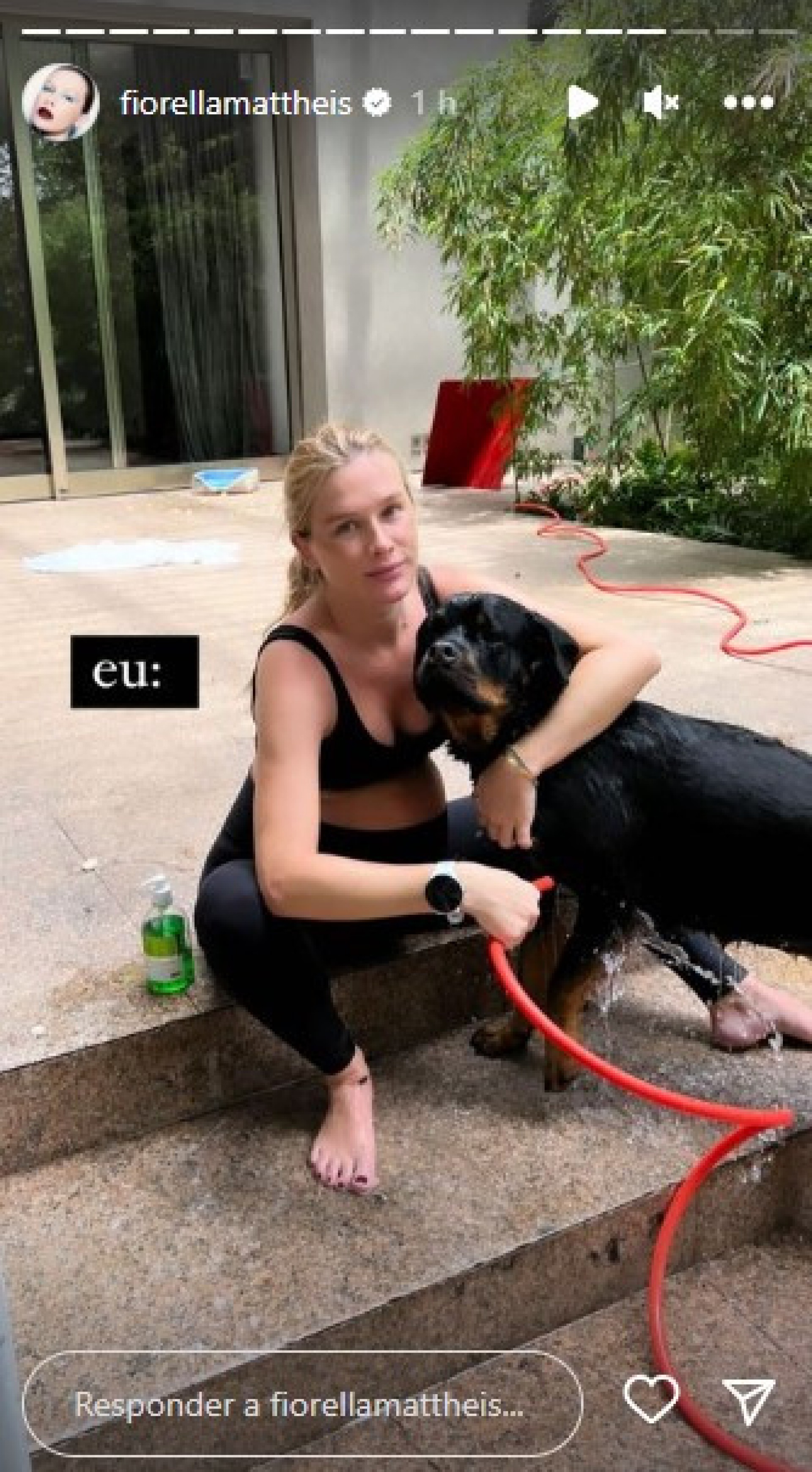 Fiorella Mattheis comemora 35 anos dando banho em sua cachorra - Reprodução Internet