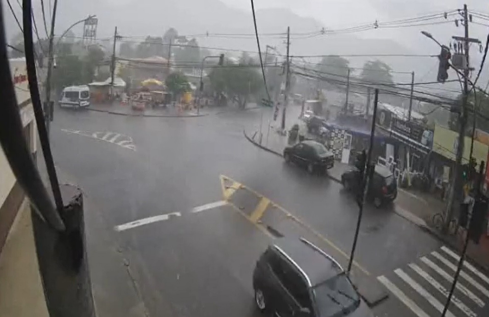 Ilha do Governador registra chuva no fim da tarde desta sexta-feira (10) - Reprodução/ Centro de Operações Rio
