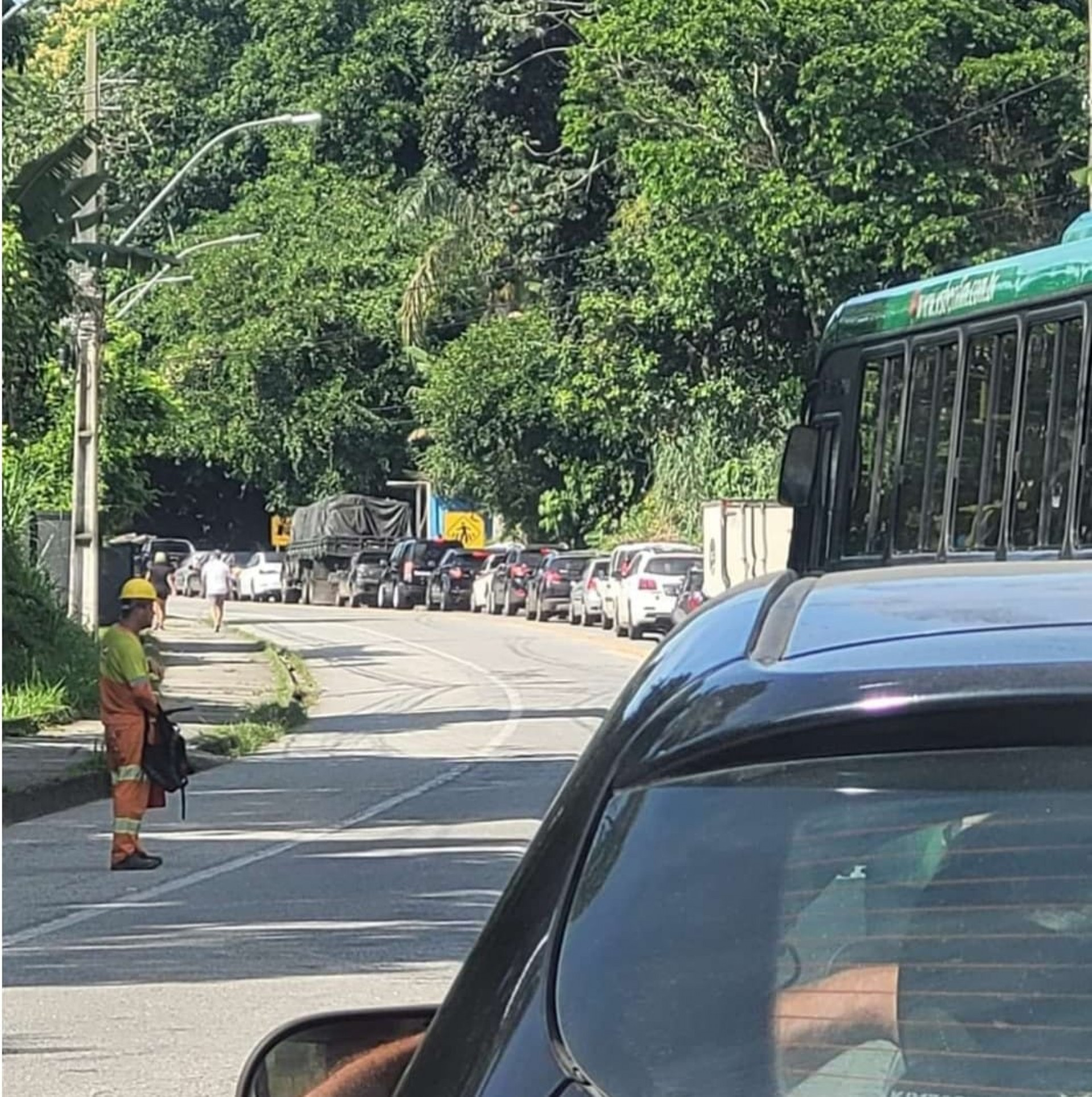  sistema de tr&acirc;nsito Pare e Siga na rodovia Rio-Santos por conta das obras realizadas sentido Paraty.