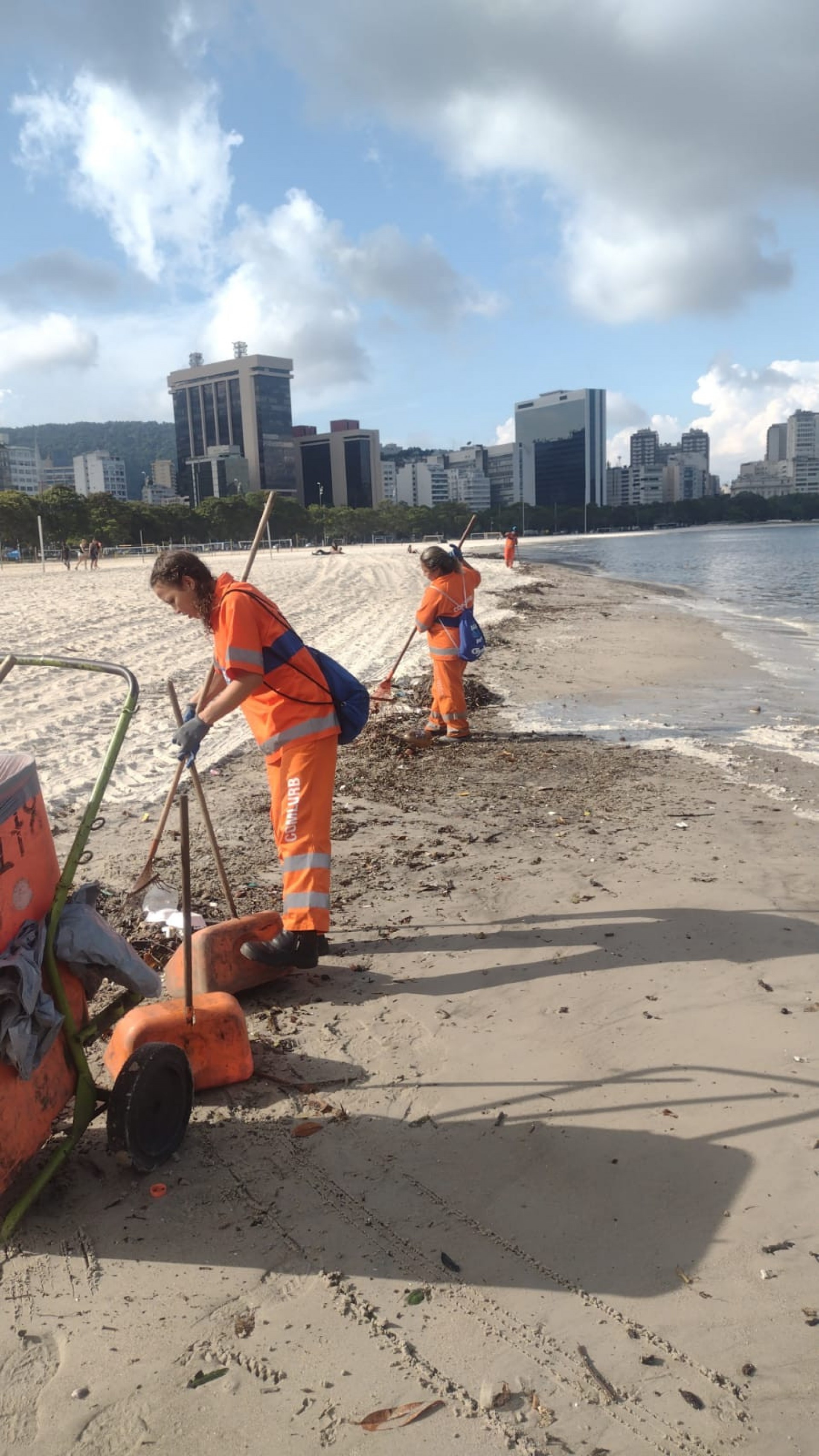 Garis trabalham na limpeza das areais da Zona Sul para retirada de lixo de maré - Divulgação/Comlurb