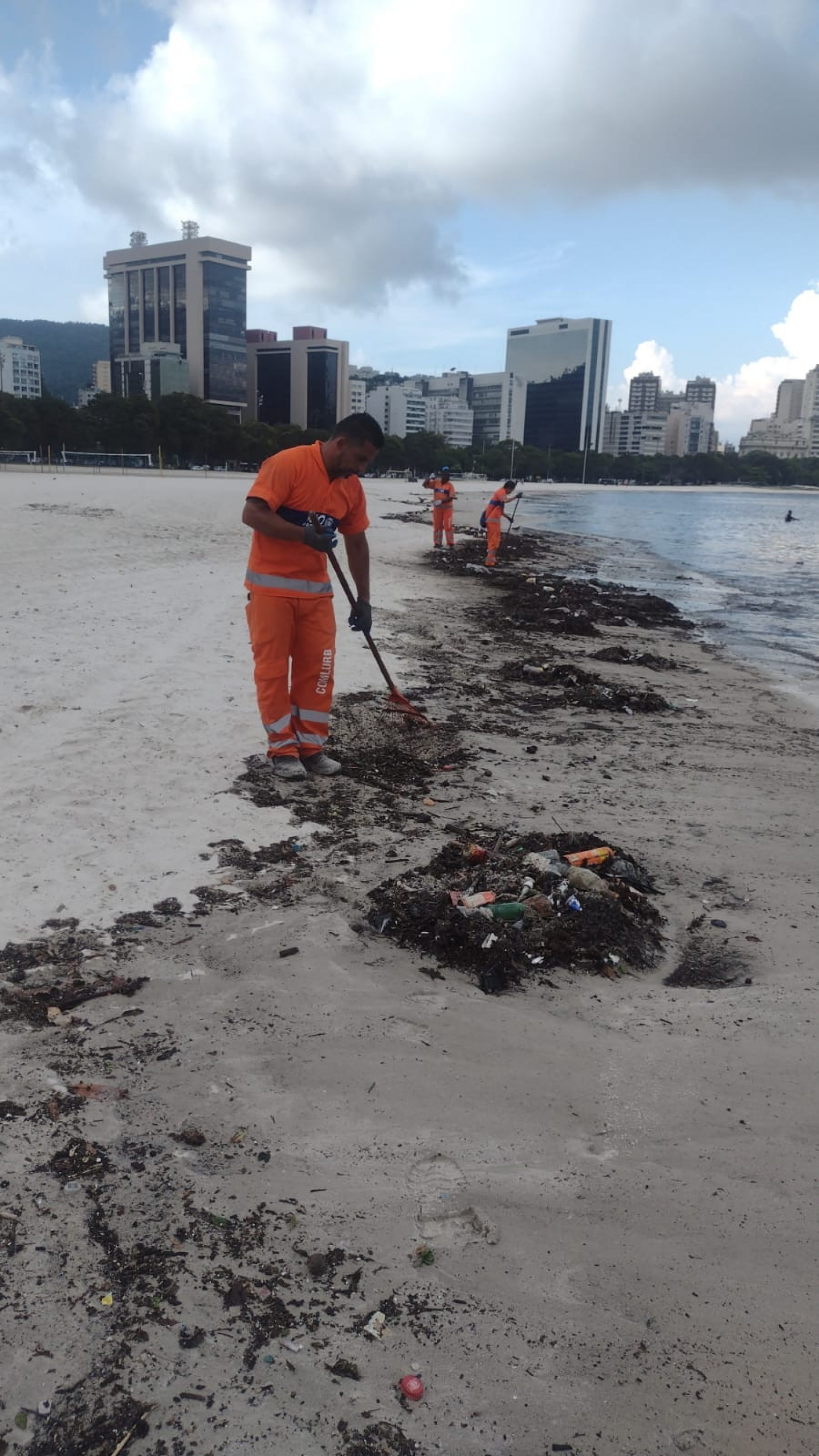 Garis trabalham na limpeza das areais da Zona Sul para retirada de lixo de maré - Divulgação/Comlurb