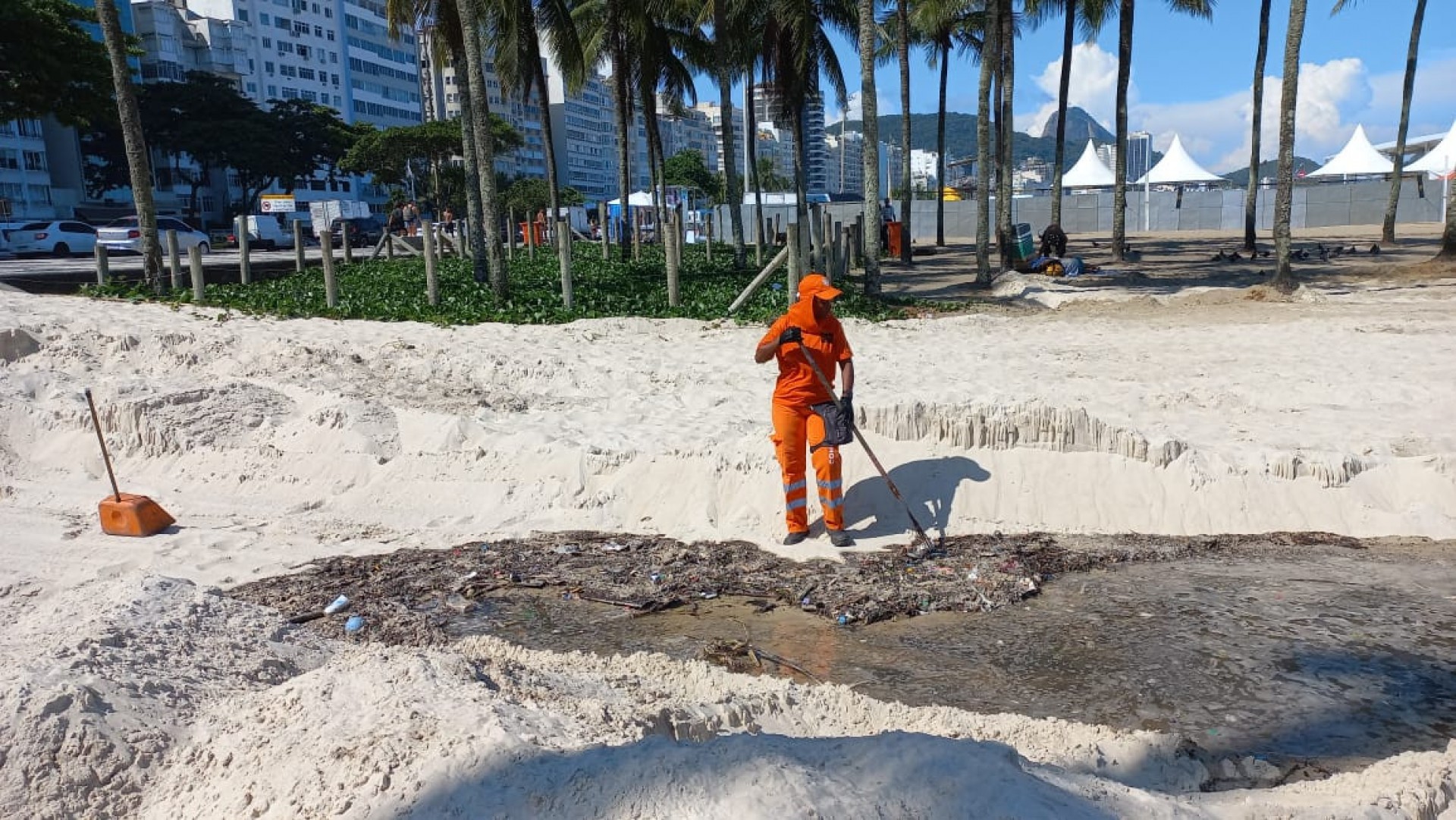 Garis trabalham na limpeza das areais da Zona Sul para retirada de lixo de maré - Divulgação/Comlurb