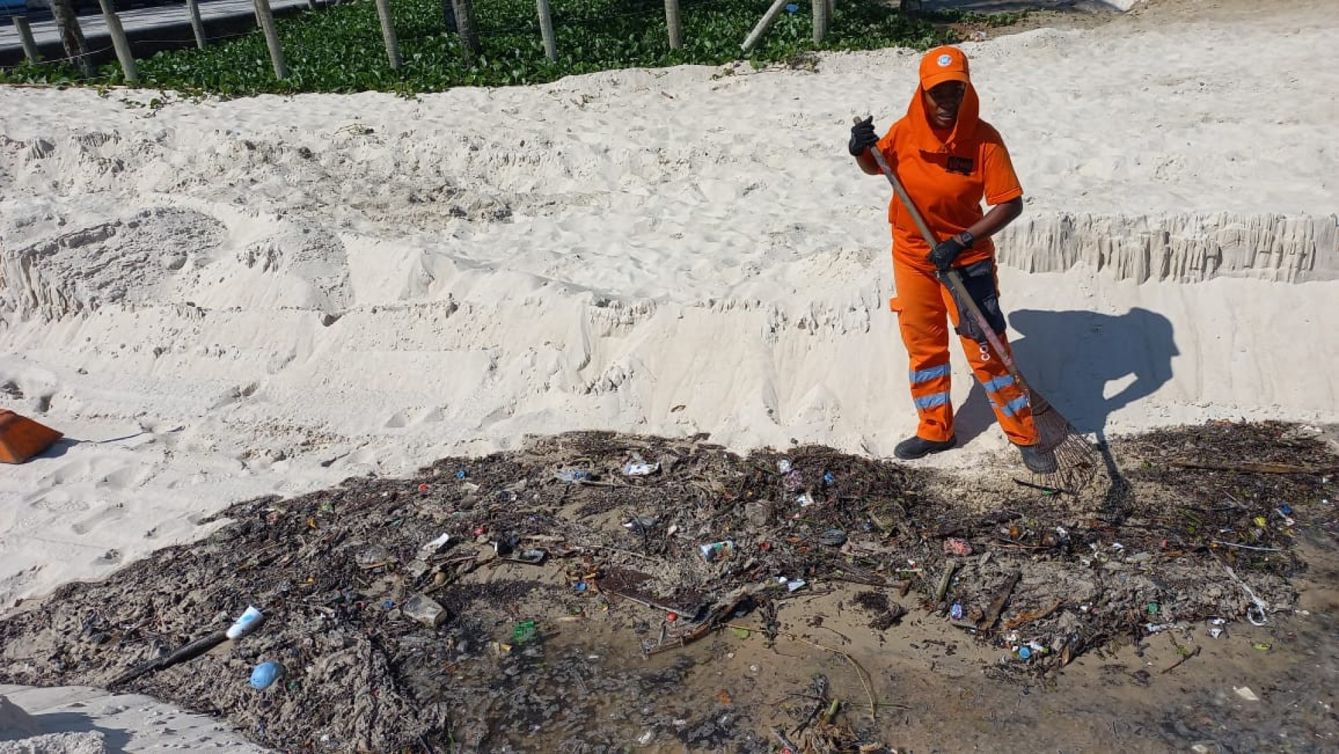 Garis trabalham na limpeza das areais da Zona Sul para retirada de lixo de maré - Divulgação/Comlurb