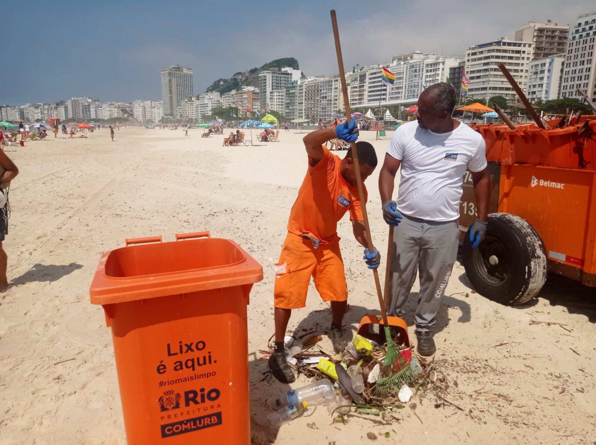 Garis trabalham na limpeza das areais da Zona Sul para retirada de lixo de maré - Divulgação/Comlurb