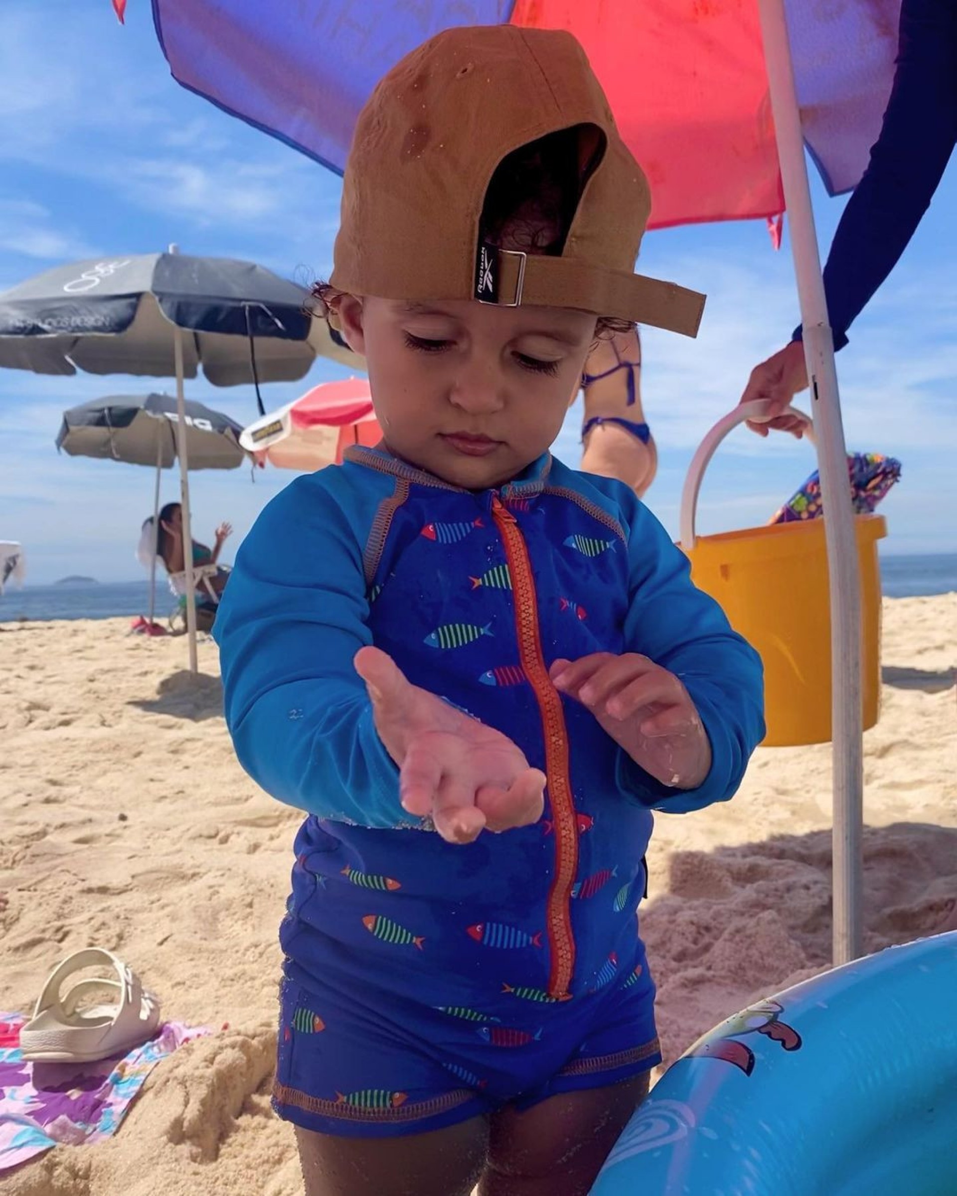 Nanda Costa registrou ida à praia com as filhas gêmeas, Kim e Tiê - Reprodução/Instagram