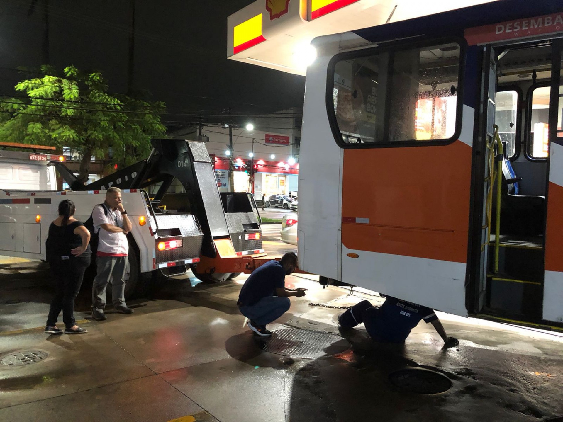 Ônibus invade posto de combustíveis e bate em loja de conveniência na Estrada do Galeão, na Ilha do Governador - Divulgação