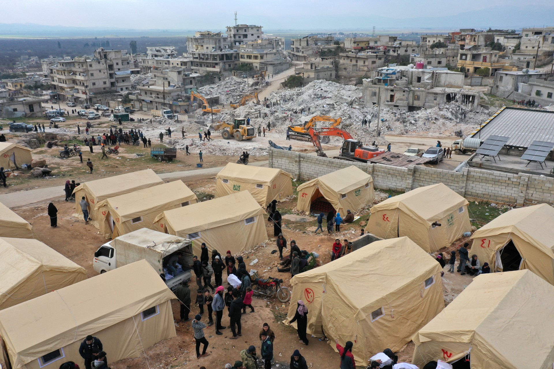 Acampamento na cidade de Harim tem recebido cidadãos sírios desabrigados - AFP