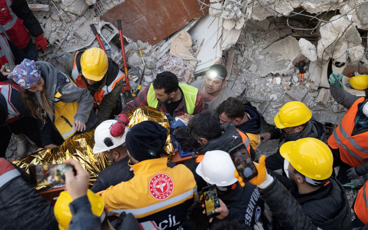 Resgatada em Kiriham, na Turquia, mulher não resistiu aos ferimentos após passar mais de 40 horas sob os escombros - AFP