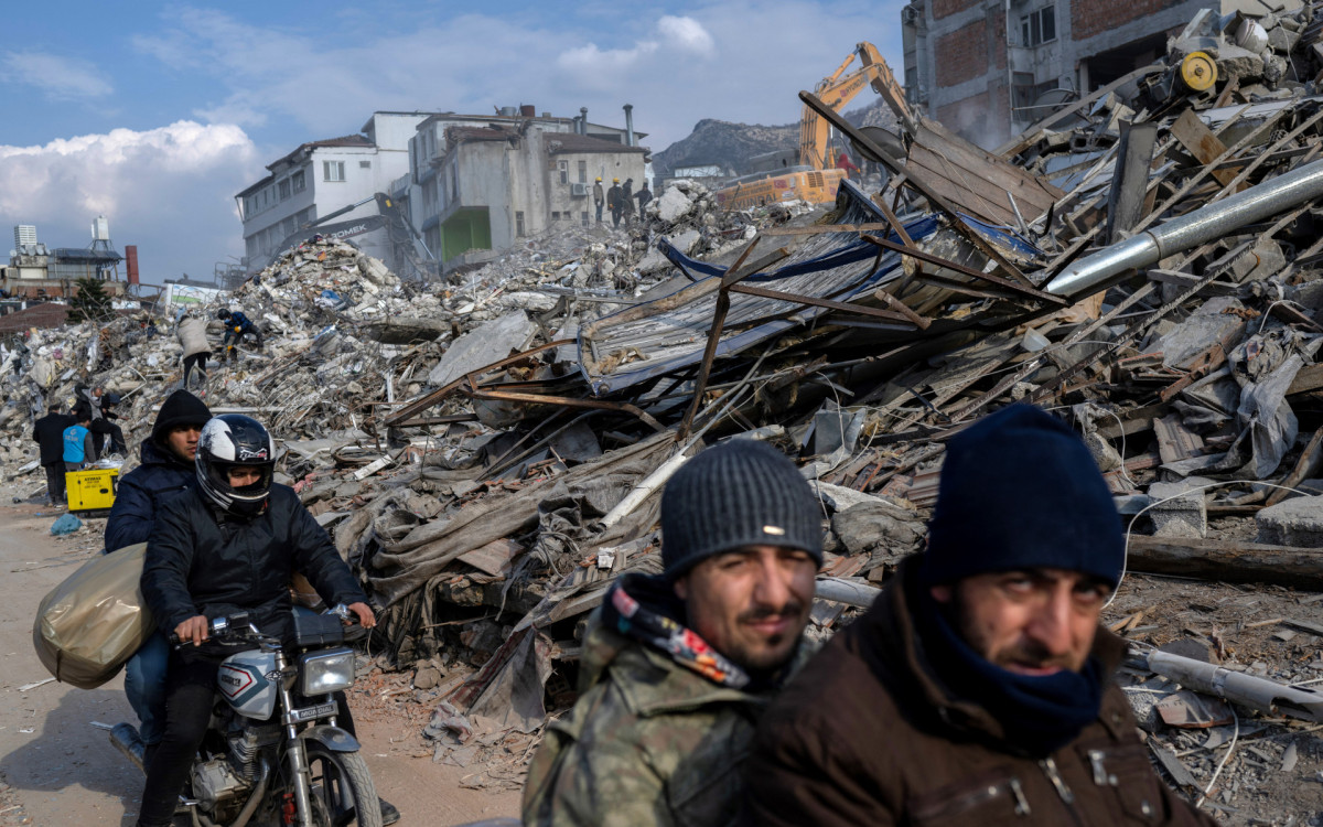 Devastada por um terremoto, a cidade de Hatay aguarda pela chegada da ajuda internacional - AFP