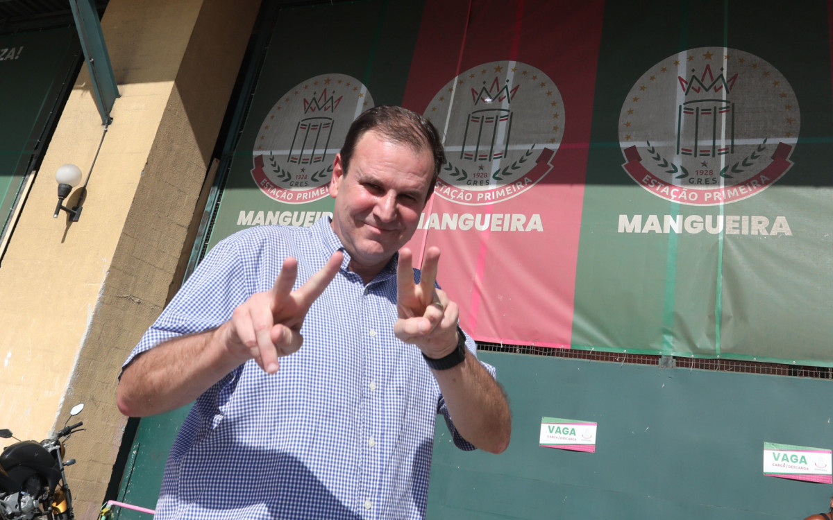 O prefeito Eduardo Paes, a ministra do Turismo, Daniela Carneiro, e o presidente da Liesa , Jorge Perlingeiro, visitam a Cidade do Samba. No encontro, eles percorreram os barrac&otilde;es das escolas de samba e conversaram com dirigentes das escolas do Grupo Especial. Fotos: Pedro Ivo/Ag&ecirc;ncia O Dia
