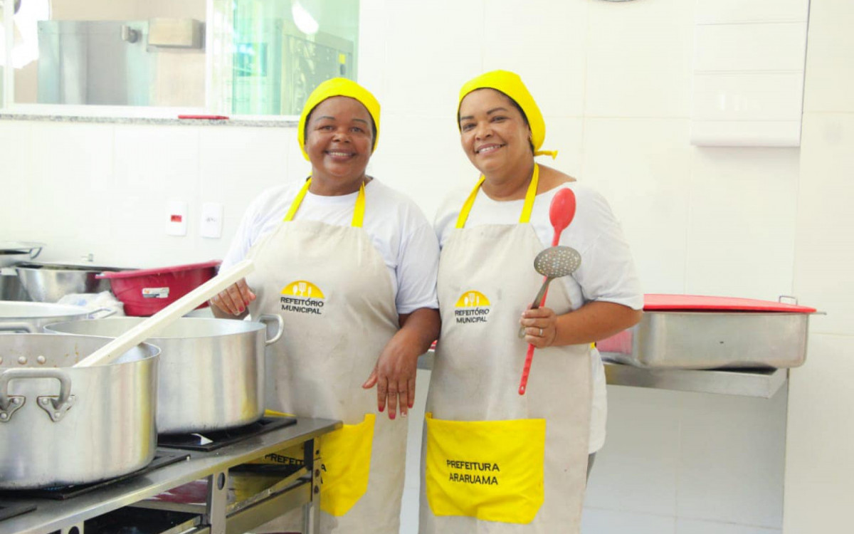Funcion&aacute;rios da equipe de cozinha