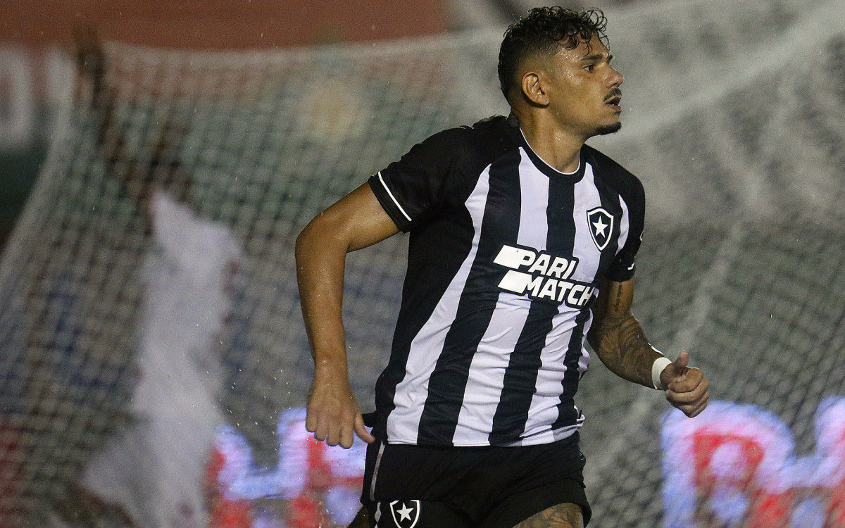 Tiquinho Soares foi suspenso pelo TJD por oito jogos